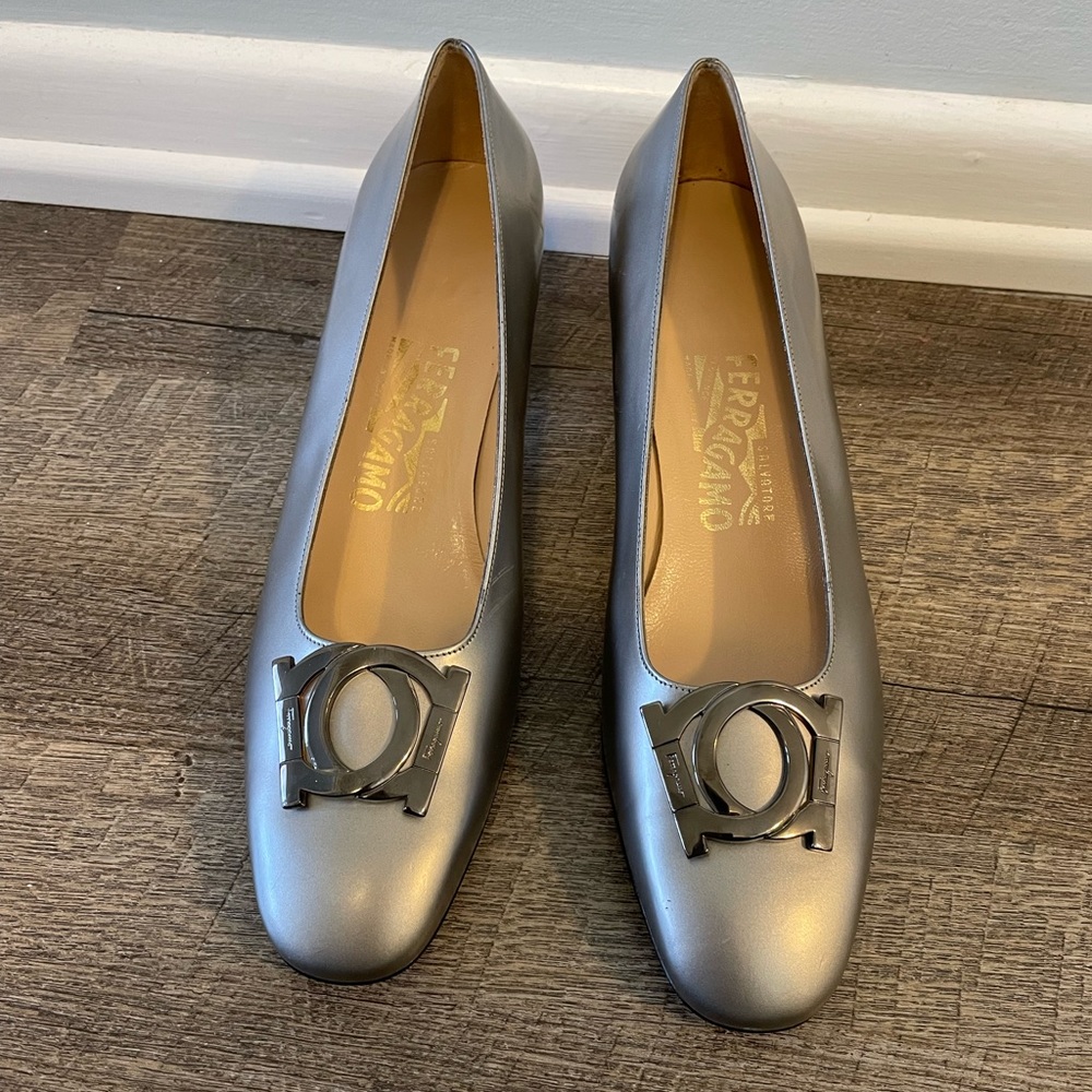 Salvatore ferragamo silver pump shoe
